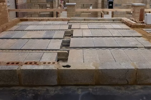 ouvrier en renovation batiment.jpg